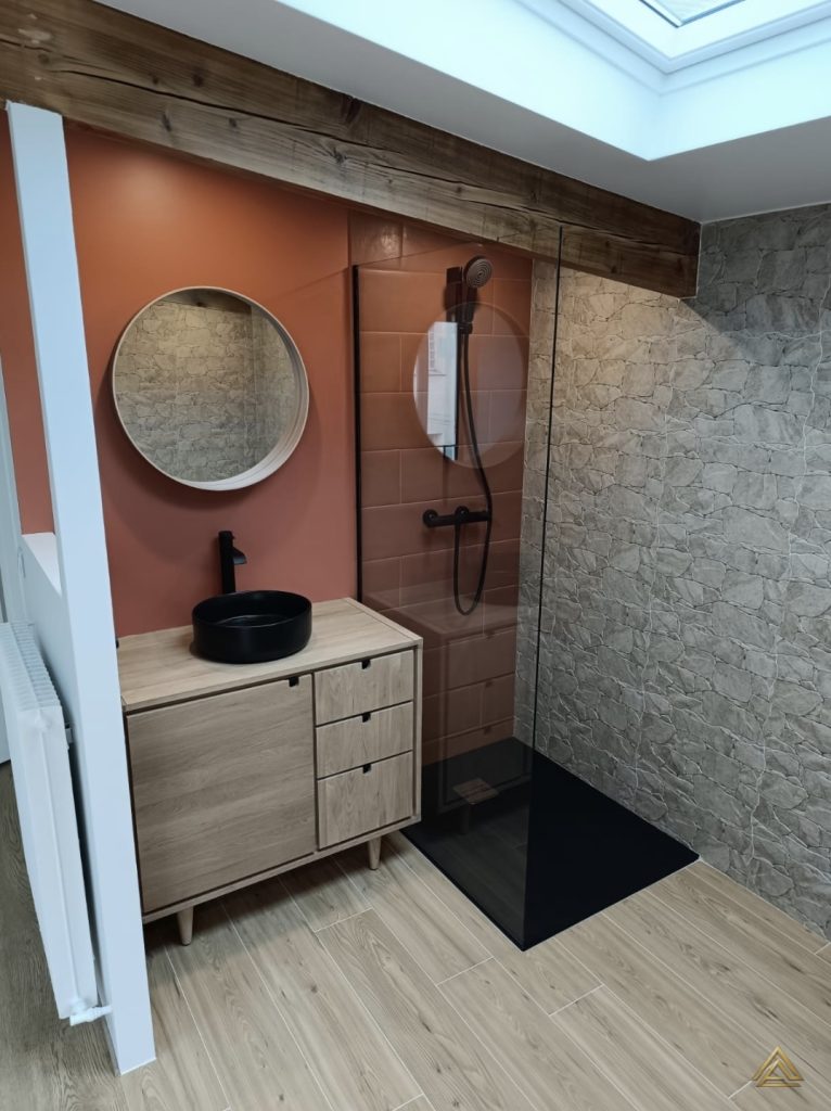 Projet de rénovation de salle de bain (douche italienne, carrelage effet pierre et vasque bol noire), réalisé par PRO BAT-IM, à Val-de-Marne.