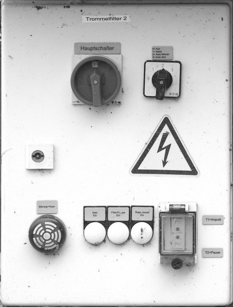 Projet d'installation de tableau électrique (interrupteurs industriels et panneau de contrôle), réalisé par PRO BAT-IM, à Val-de-Marne.