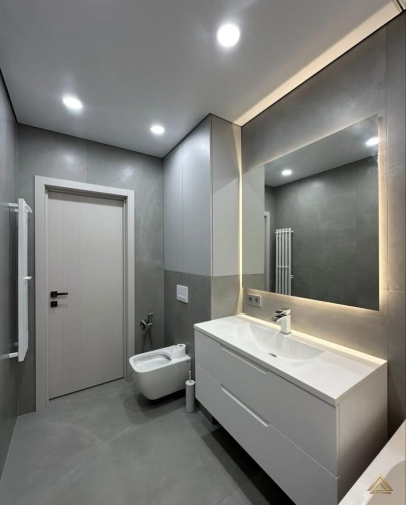 Projet de rénovation de salle de bain (style moderne, carrelage gris béton et mobilier blanc), réalisé par PRO BAT-IM, à Val-de-Marne.