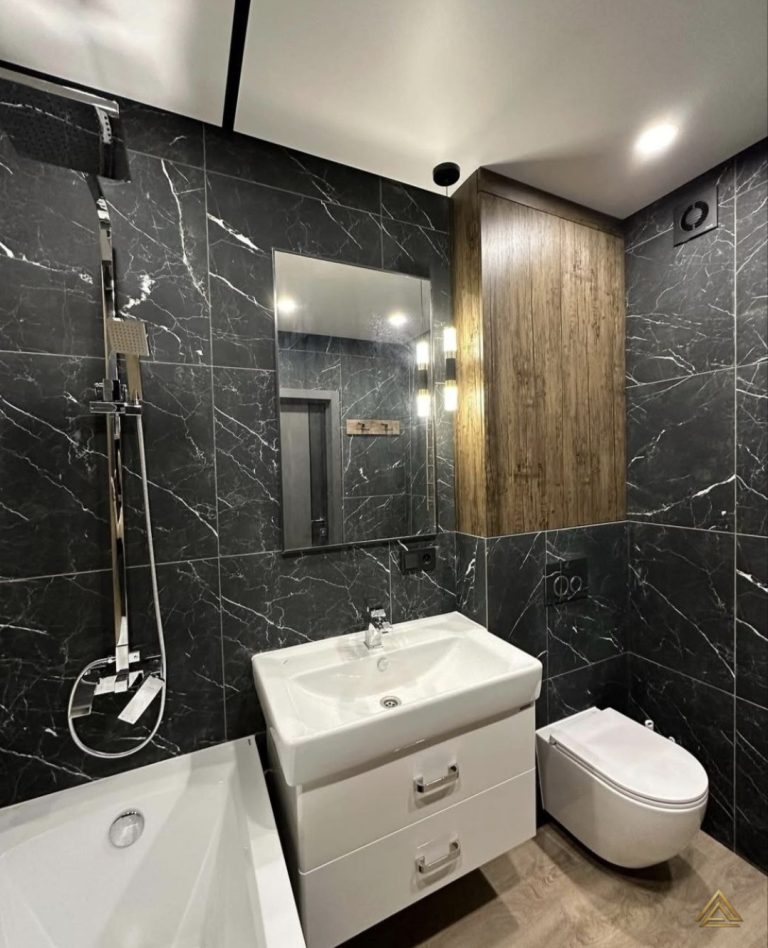 Projet de rénovation de salle de bain (carrelage effet marbre noir, mobilier blanc et accent bois), réalisé par PRO BAT-IM, à Val-de-Marne.