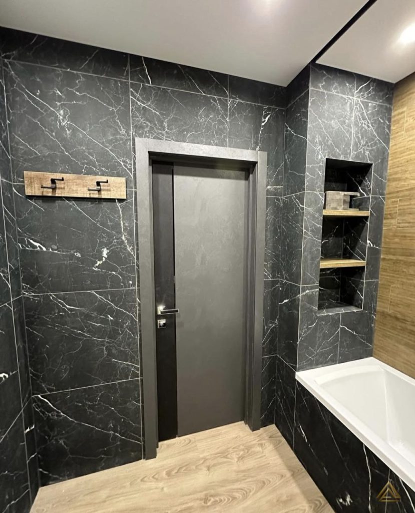 Projet de rénovation de salle de bain (carrelage effet marbre noir, niche murale et accent bois), réalisé par PRO BAT-IM, à Val-de-Marne.