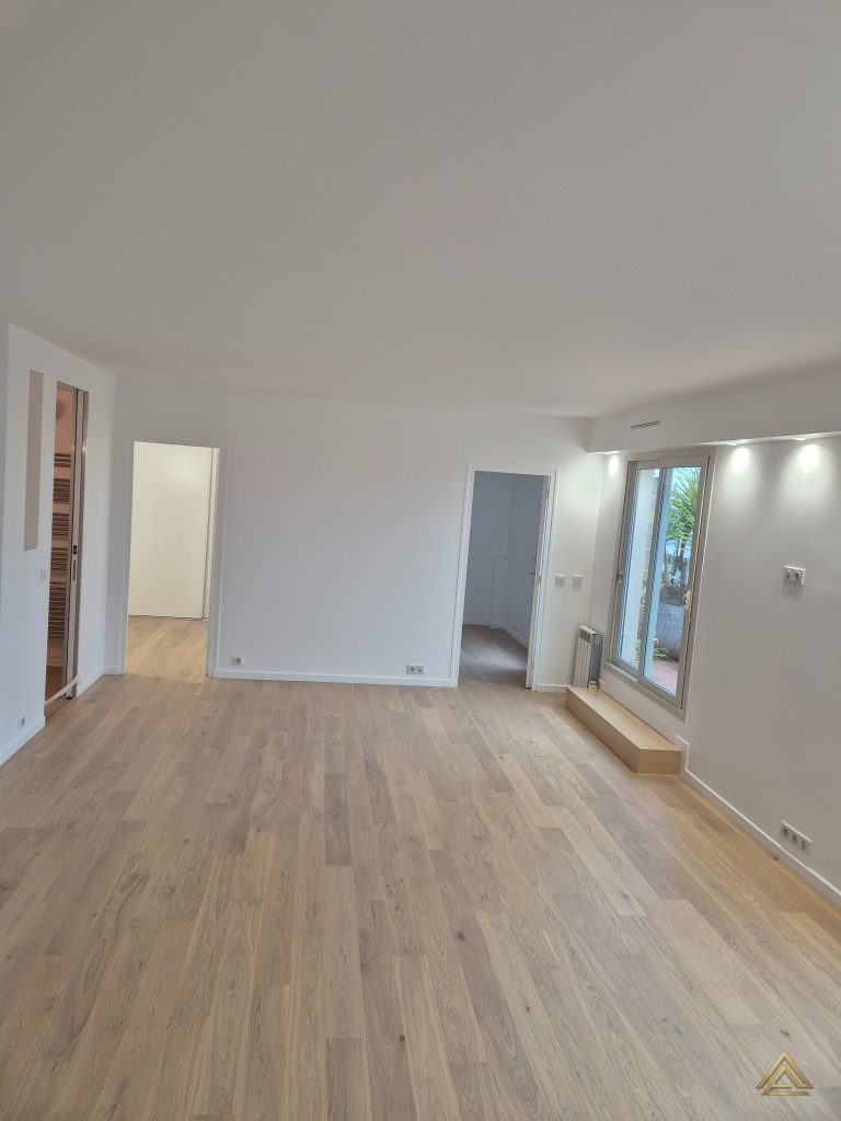 Projet de rénovation de salon (parquet, murs blancs et spots au plafond), réalisé par PRO BAT-IM, à Val-de-Marne.