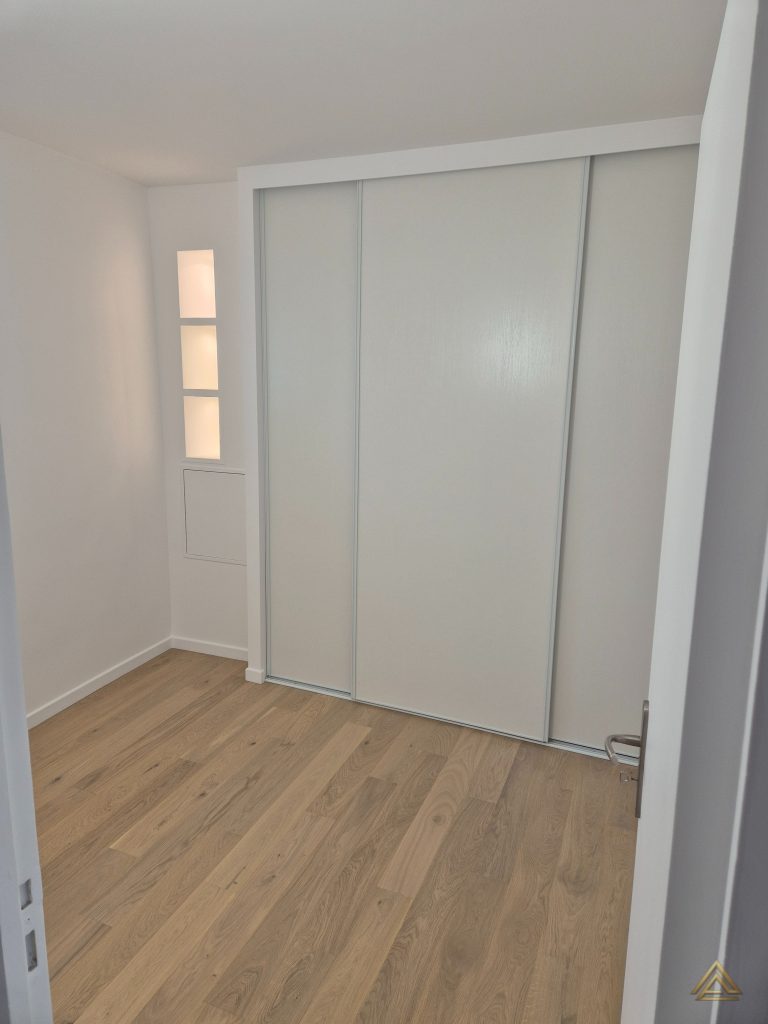 Projet de rénovation de chambre (placard blanc sur mesure à portes coulissantes et parquet), réalisé par PRO BAT-IM, à Val-de-Marne.