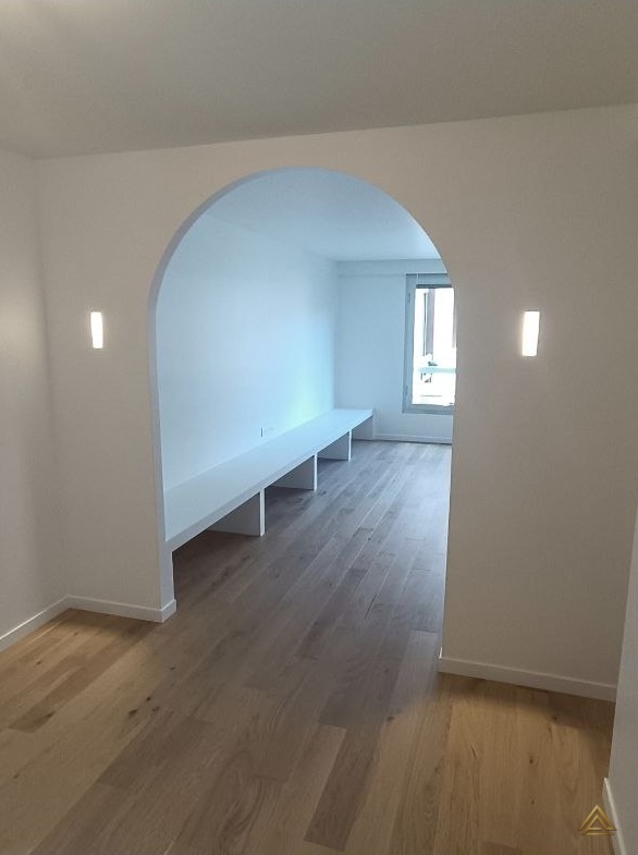 Projet de rénovation de salon (ouverture en arche et banc blanc sur mesure), réalisé par PRO BAT-IM, à Val-de-Marne.