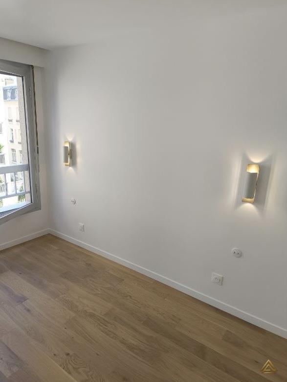 Projet de rénovation de chambre (murs blancs, appliques murales design et parquet), réalisé par PRO BAT-IM, à Val-de-Marne.