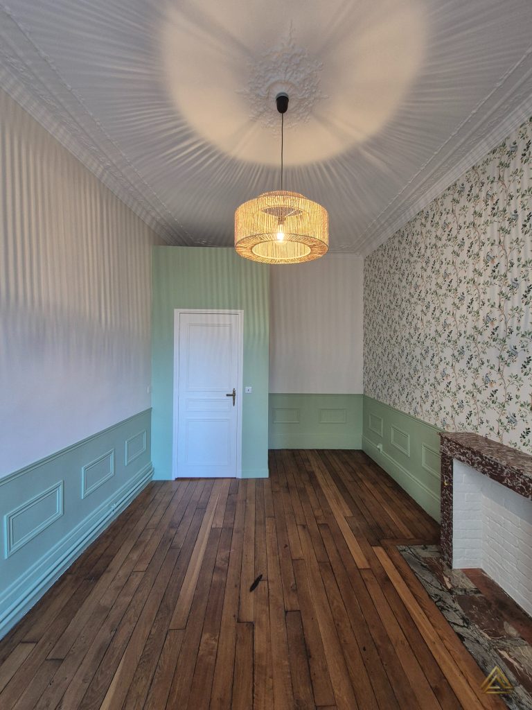 Projet de rénovation de chambre (boiseries vert sauge, parquet ancien et papier peint floral), réalisé par PRO BAT-IM, à Val-de-Marne.