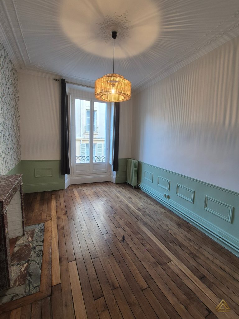 Projet de rénovation de chambre (style classique, parquet ancien et boiseries vert sauge), réalisé par PRO BAT-IM, à Val-de-Marne.