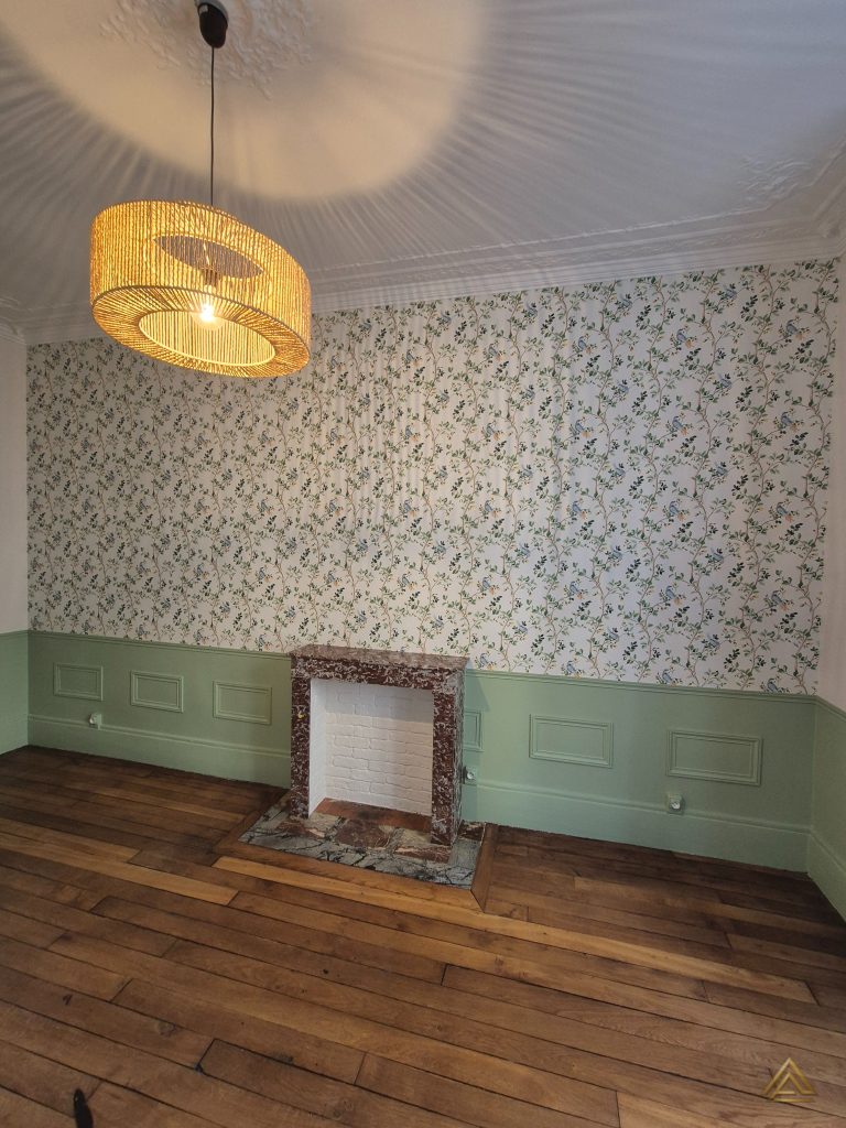 Projet de rénovation de chambre (papier peint floral, boiseries vert sauge et cheminée), réalisé par PRO BAT-IM, à Val-de-Marne.