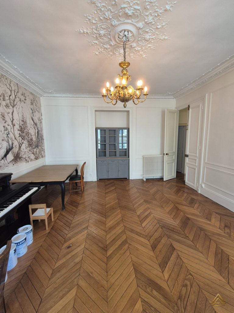 Projet de rénovation de salon (style classique, parquet chevron et moulures) de 28.4 m², réalisé par PRO BAT-IM, à Val-de-Marne.