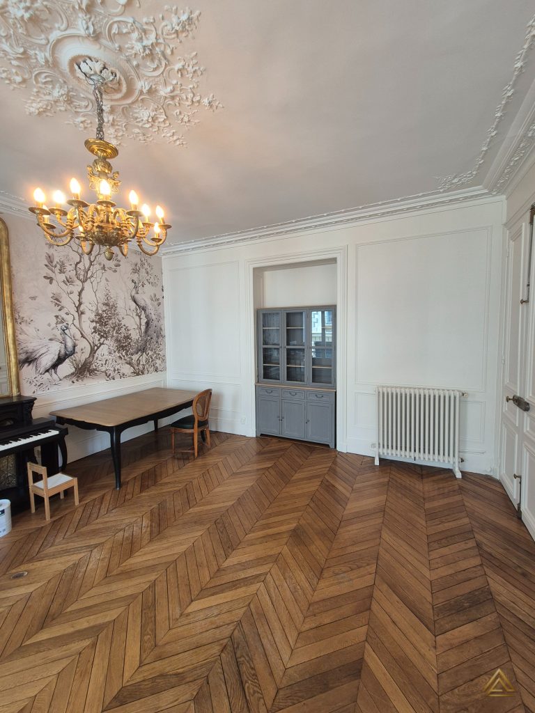 Projet de rénovation de salle à manger (style classique, parquet chevron et moulures), réalisé par PRO BAT-IM, à Val-de-Marne.