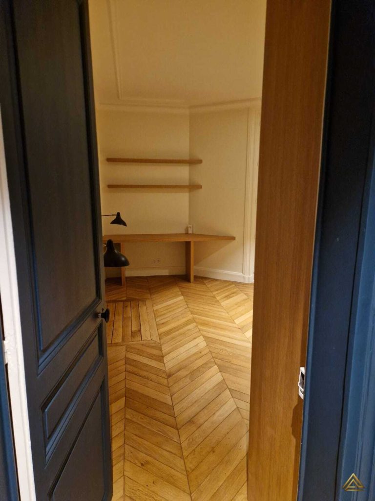 Projet de rénovation de bureau (parquet en chevron et bureau/étagères en bois sur mesure), réalisé par PRO BAT-IM, à Val-de-Marne.