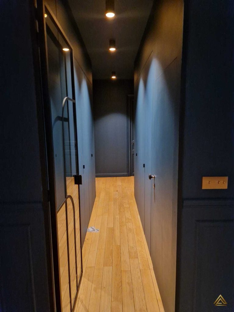 Projet de rénovation de couloir (bleu foncé, parquet et verrière), réalisé par PRO BAT-IM, à Val-de-Marne.