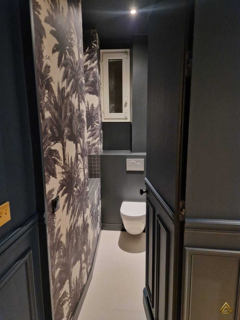 Projet de rénovation de toilettes (gris foncé et papier peint palmiers), réalisé par PRO BAT-IM, à Val-de-Marne.