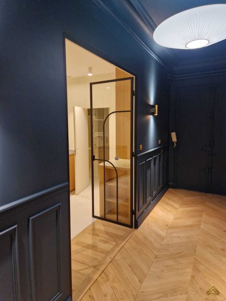 Projet de rénovation de couloir (boiseries bleu foncé, parquet en chevron et verrière), réalisé par PRO BAT-IM, à Val-de-Marne.