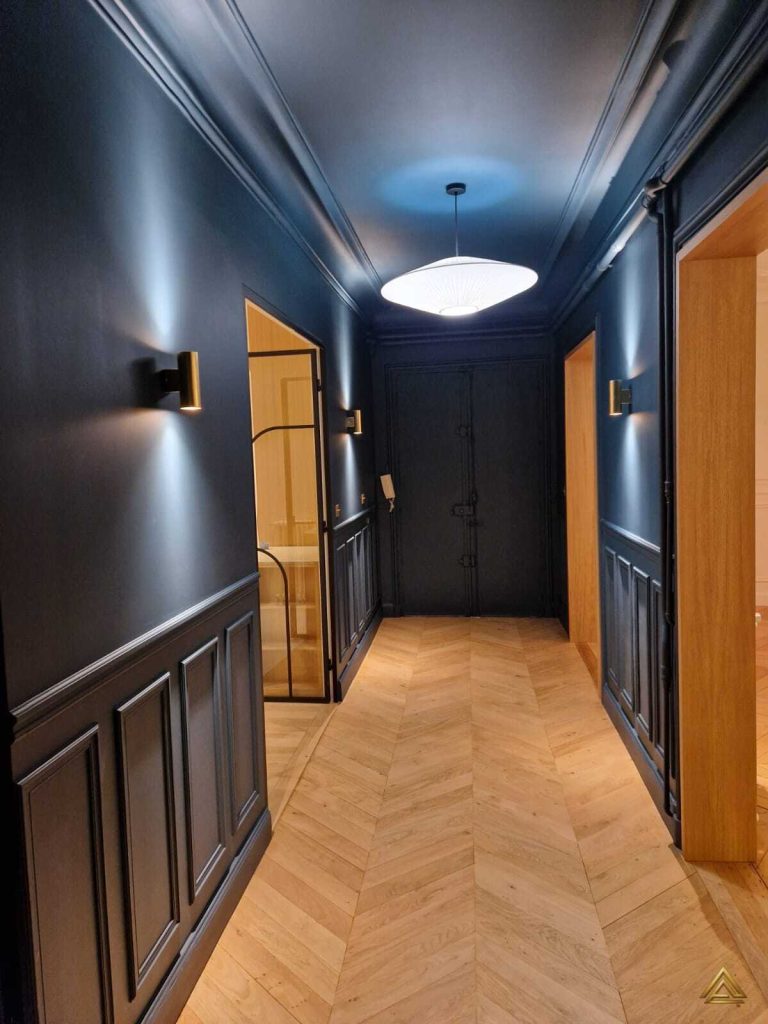 Projet de rénovation de couloir (bleu foncé, boiseries et parquet en chevron), réalisé par PRO BAT-IM, à Val-de-Marne.