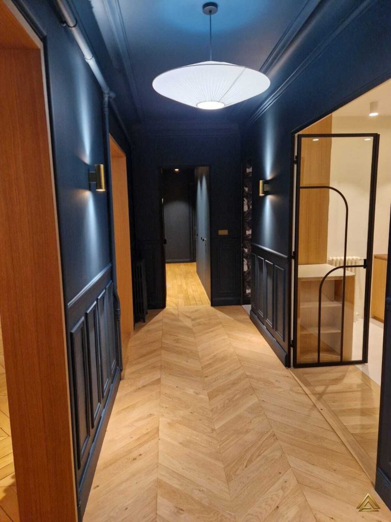 Projet de rénovation d'appartement (couloir bleu foncé, parquet en chevron et verrière) de 82.3 m², réalisé par PRO BAT-IM, à Val-de-Marne.