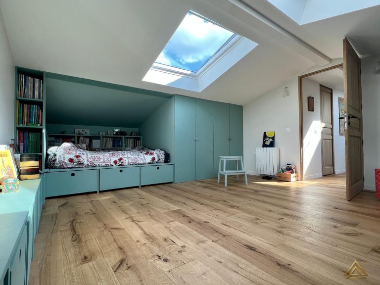 Projet de rénovation de chambre mansardée (mobilier sur mesure vert d'eau et lit-niche), réalisé par PRO BAT-IM, à Val-de-Marne.