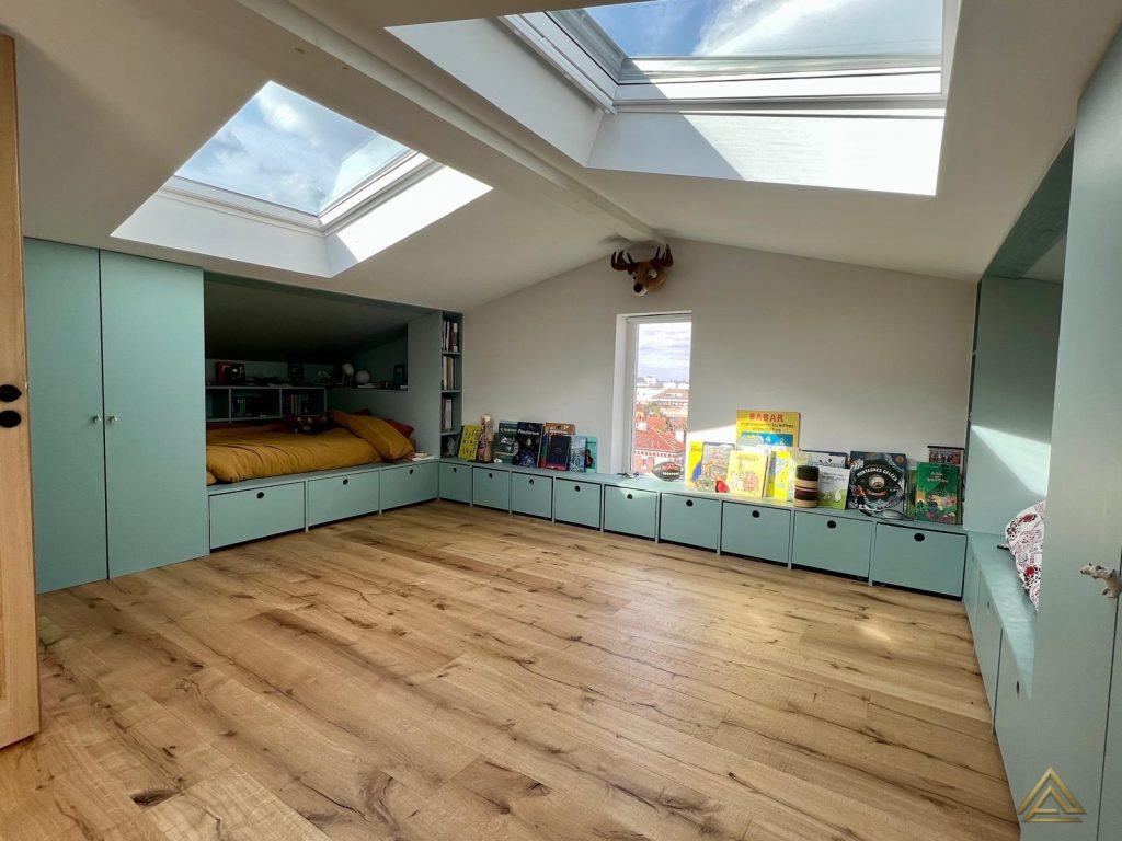 Projet d'aménagement de combles (rangements et lit sur mesure vert d'eau), réalisé par PRO BAT-IM, à Val-de-Marne.