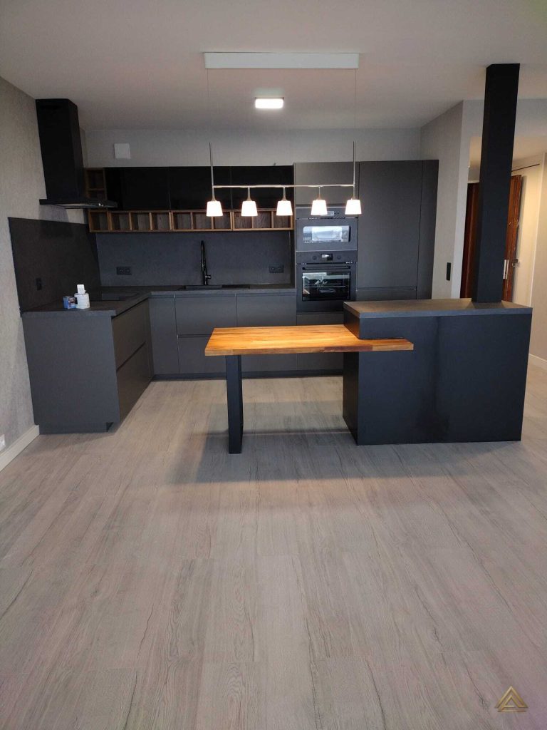 Projet de rénovation de cuisine (noir mat avec îlot et table en bois) de 12.2 m², réalisé par PRO BAT-IM, à 94.
