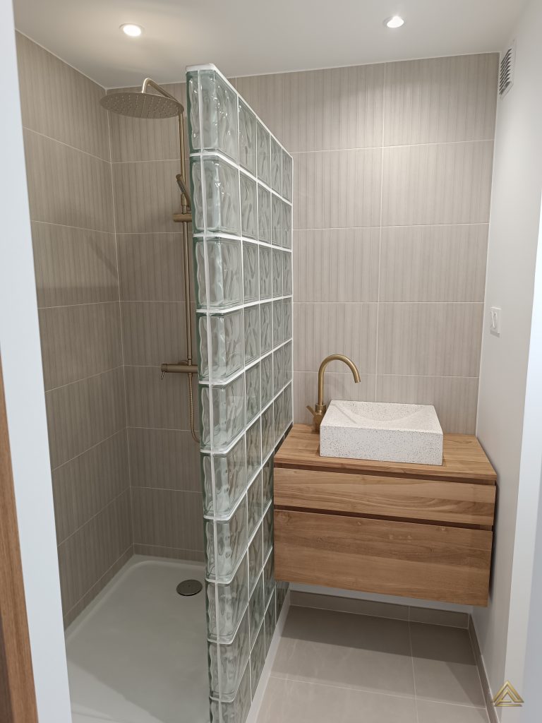 Projet de rénovation de salle de bain (douche italienne, paroi en pavés de verre et vasque terrazzo), réalisé par PRO BAT-IM, à Val-de-Marne.