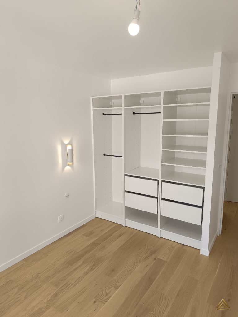 Projet d'aménagement de dressing (placard ouvert blanc sur mesure), réalisé par PRO BAT-IM, à Val-de-Marne.