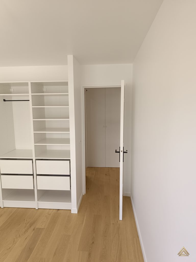 Projet d'aménagement de dressing (placard ouvert blanc sur mesure), réalisé par PRO BAT-IM, à Val-de-Marne.