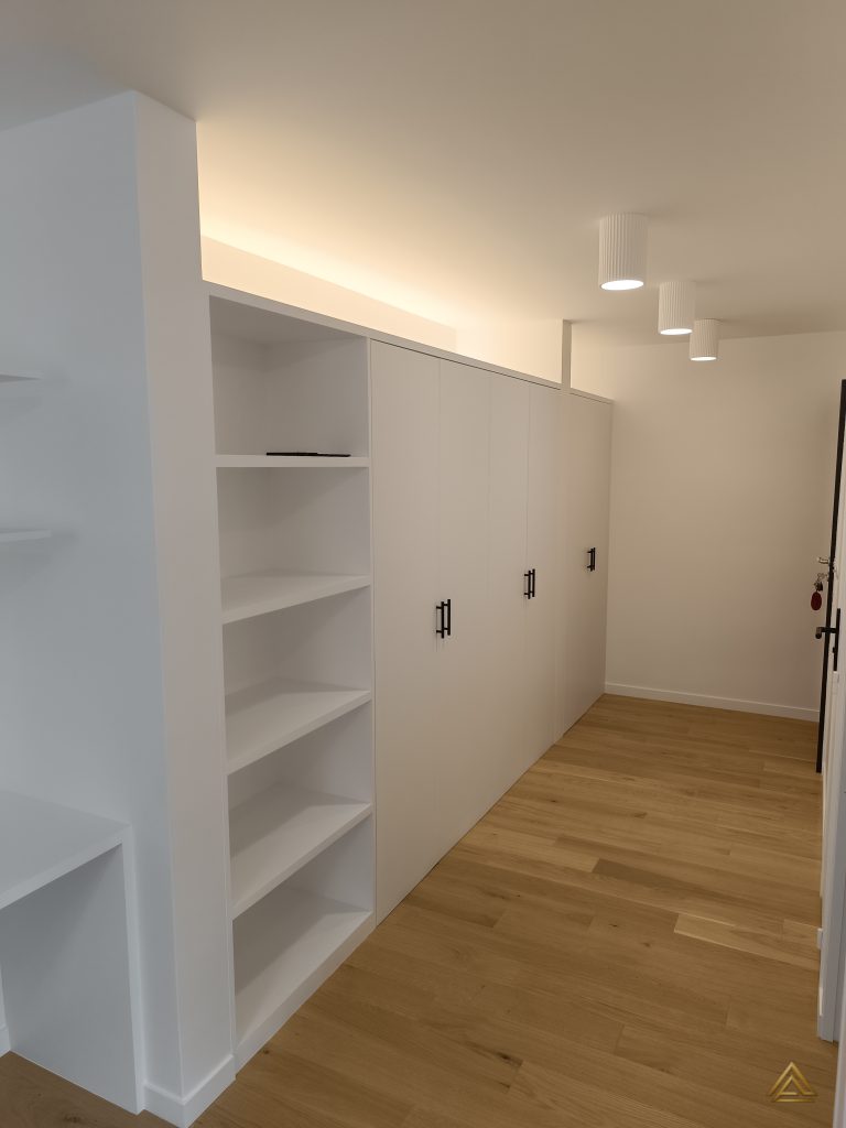 Projet de rénovation de dressing (mobilier blanc sur mesure et poignées noires), réalisé par PRO BAT-IM, à Val-de-Marne.