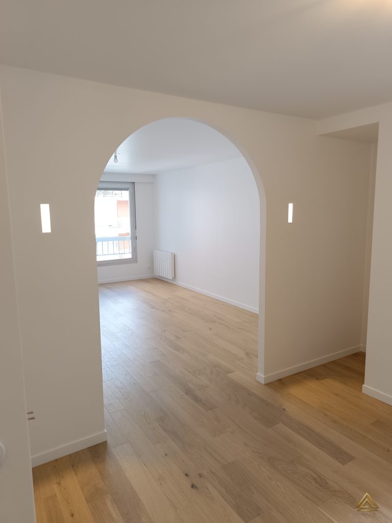Projet de rénovation d'appartement (ouverture en arche, murs blancs et parquet), réalisé par PRO BAT-IM, à Val-de-Marne.