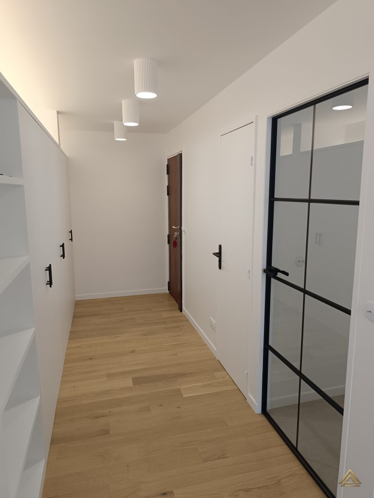 Projet de rénovation d'entrée (dressing blanc sur mesure et verrière noire), réalisé par PRO BAT-IM, à Val-de-Marne.