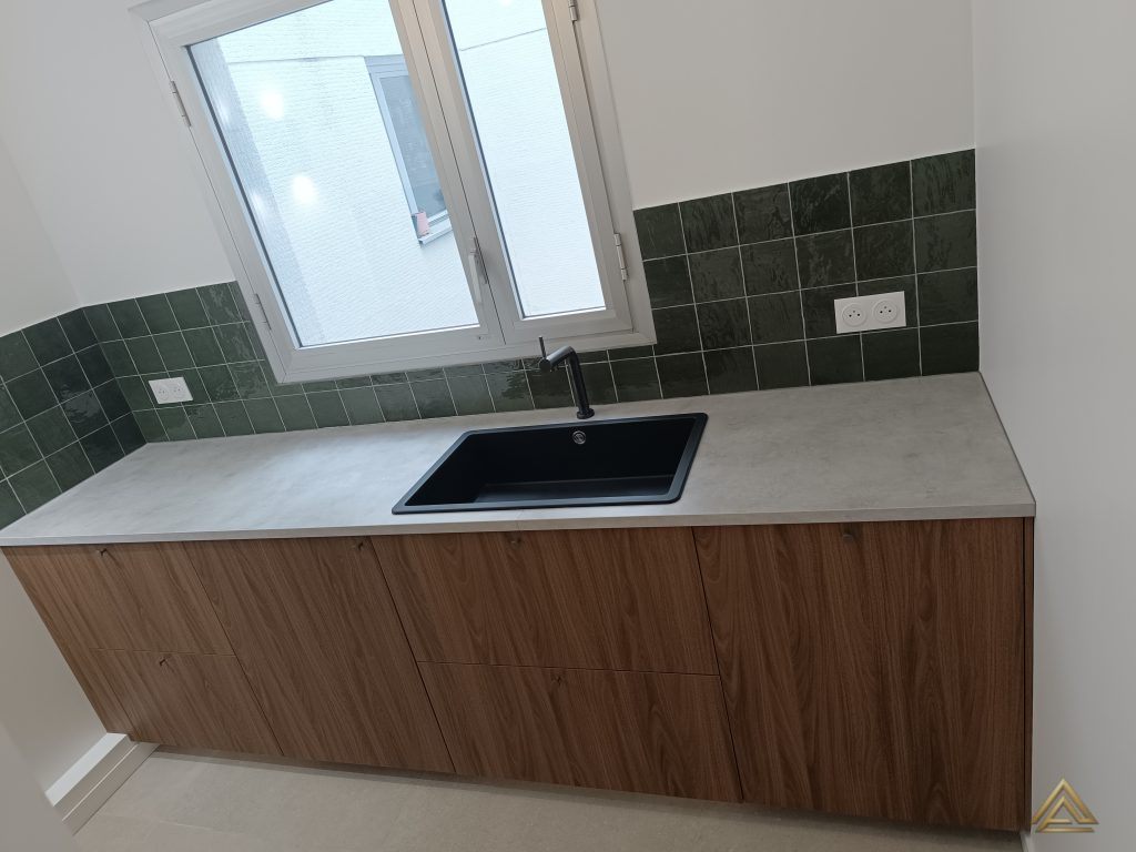 Projet de rénovation de cuisine (meubles bas en bois et crédence vert foncé), réalisé par PRO BAT-IM, à Val-de-Marne.