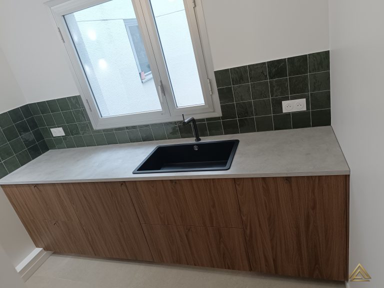 Projet de rénovation de cuisine (meubles bas en bois et crédence vert foncé), réalisé par PRO BAT-IM, à Val-de-Marne.