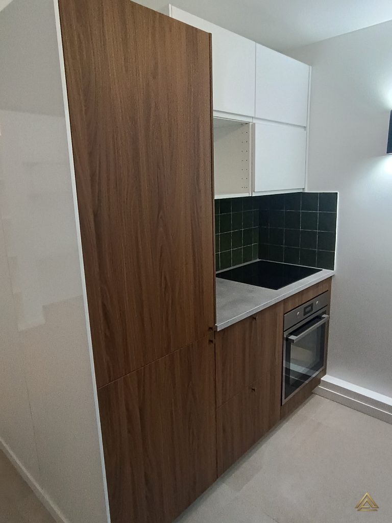 Projet de rénovation de cuisine (finition bois, crédence vert foncé et meubles hauts blancs), réalisé par PRO BAT-IM, à Val-de-Marne.