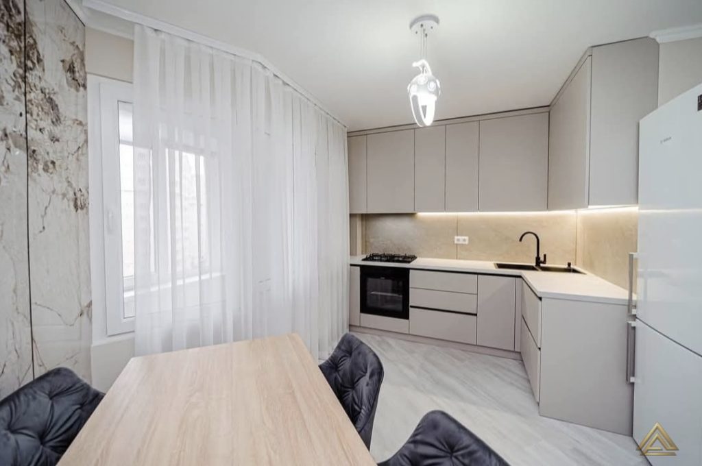 Projet de rénovation de cuisine moderne (beige clair, ouverte sur salle à manger), réalisé par PRO BAT-IM, à Val-de-Marne.