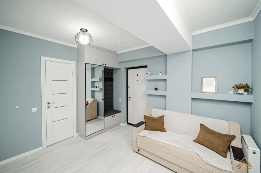 Projet de rénovation de salon et entrée (mobilier gris sur mesure et murs bleu pastel), réalisé par PRO BAT-IM, à Val-de-Marne.