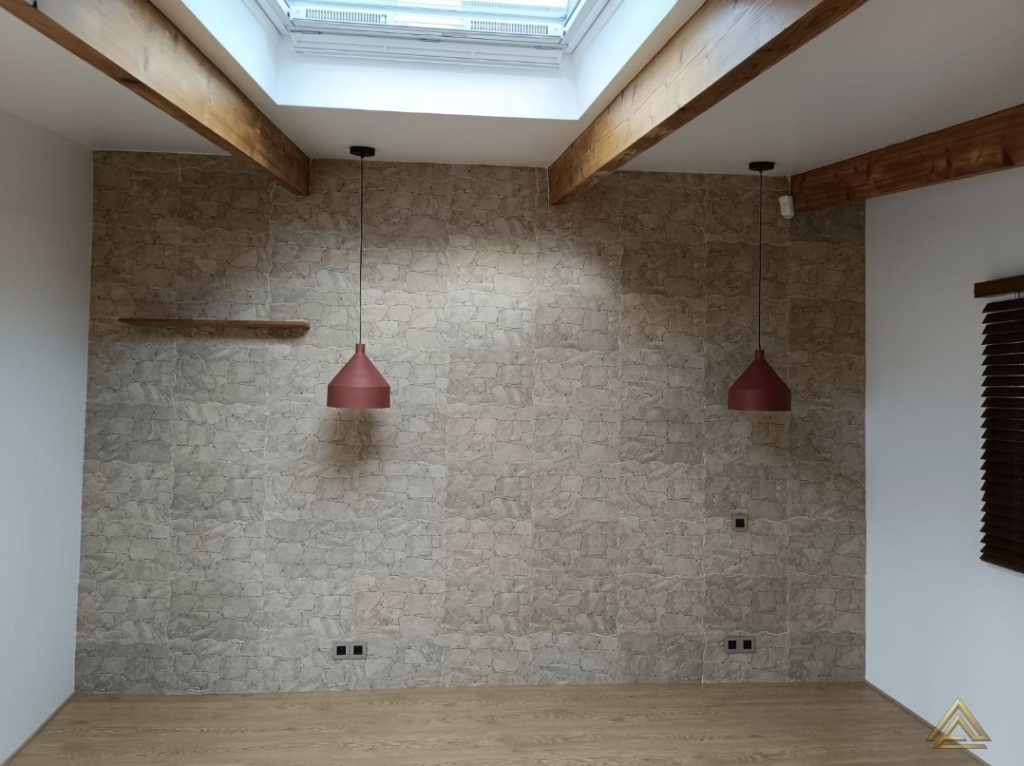 Projet de rénovation de salon (mur en parement de pierre et poutres en bois apparentes), réalisé par PRO BAT-IM, à Val-de-Marne.
