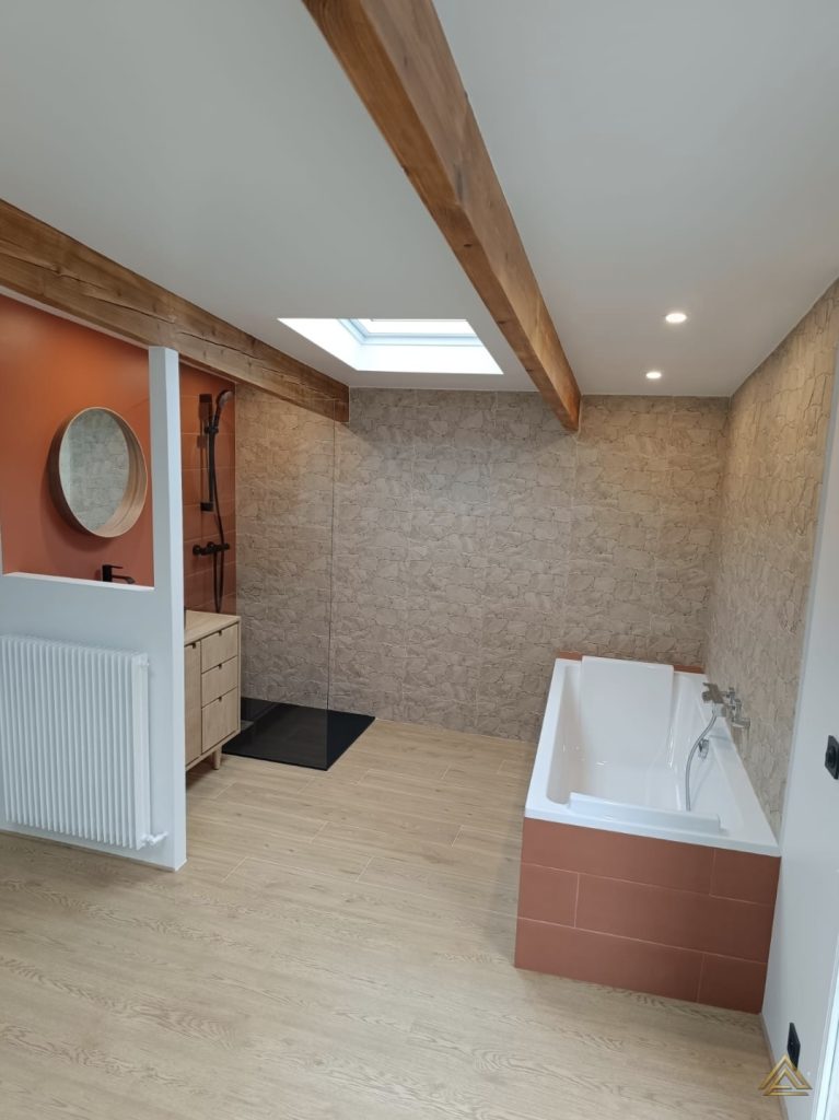 Projet de rénovation de salle de bain (douche et baignoire, parement de pierre et tons terre cuite), réalisé par PRO BAT-IM, à Val-de-Marne.