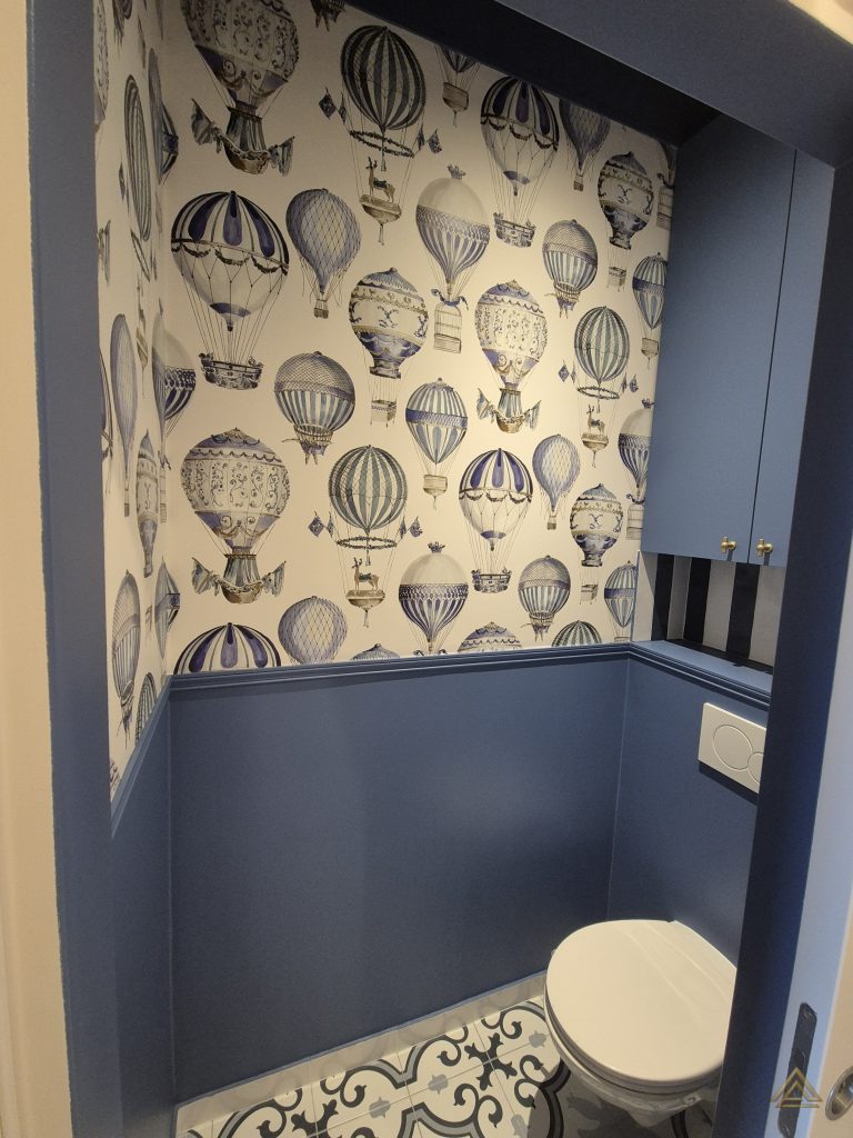 Projet de rénovation de toilettes (WC) avec papier peint à thème, réalisé par PRO BAT-IM, à Val-de-Marne.