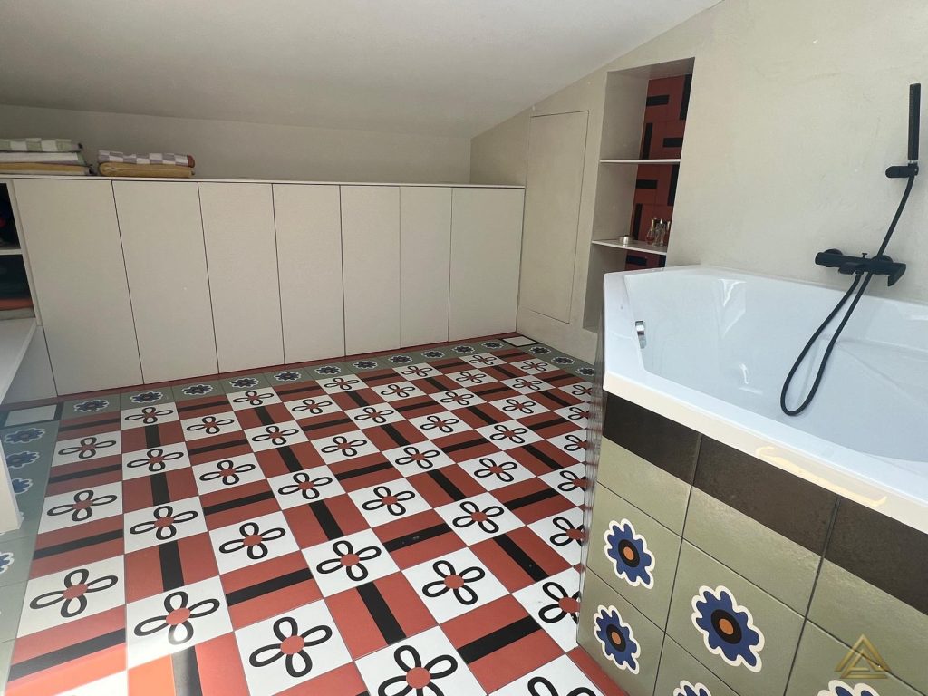 Projet de rénovation d’une salle de bain de 11.4 m², réalisé par PRO BAT-IM, a 94