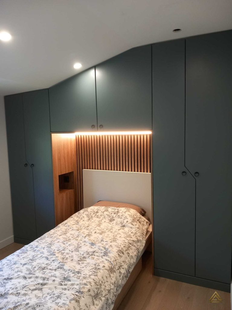 Projet de rénovation de chambre (mobilier sur mesure vert foncé et bois), réalisé par PRO BAT-IM, à Val-de-Marne.