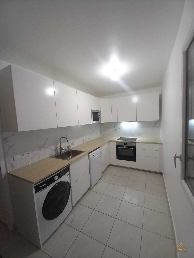 Projet de rénovation de cuisine (blanche avec plan de travail bois) de 12.1 m², réalisé par PRO BAT-IM, à Val-de-Marne.