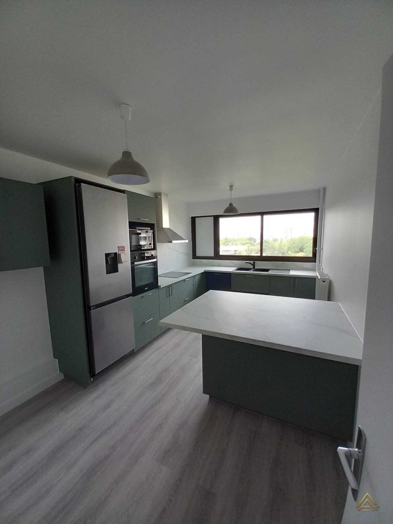 Projet de rénovation de cuisine (verte foncée avec îlot blanc) de 9.2 m², réalisé par PRO BAT-IM, à Val-de-Marne.