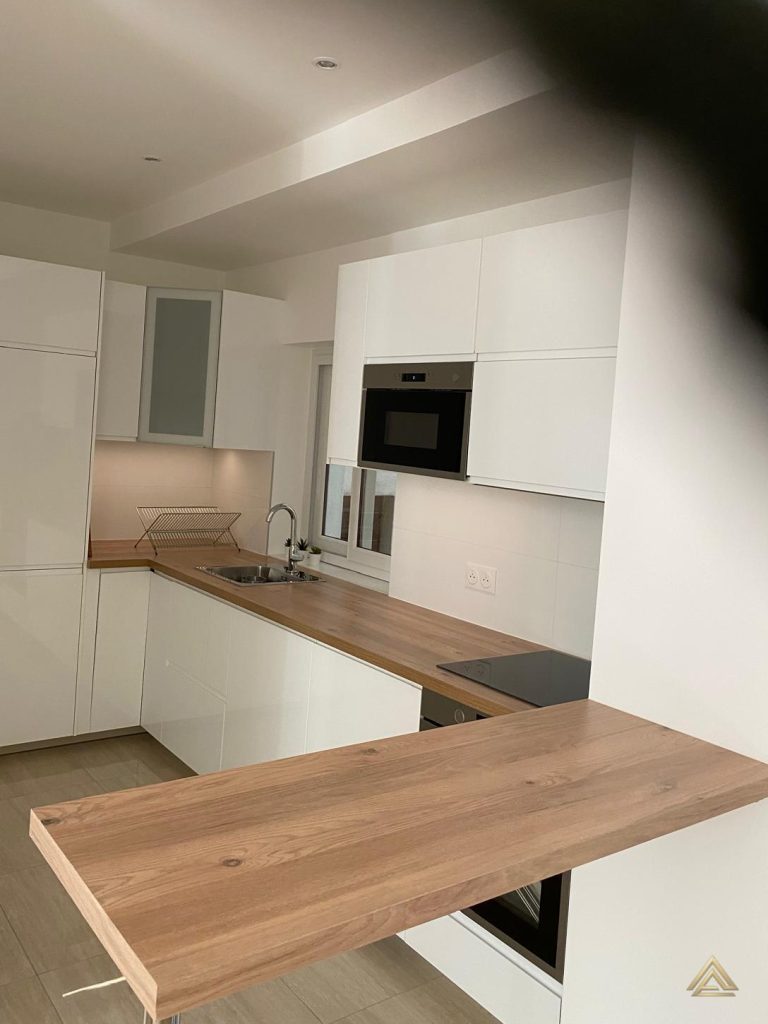 Projet de rénovation de cuisine moderne de 16.5 m2 (blanche et bois), réalisé par PRO BAT-IM, à Val-de-Marne.