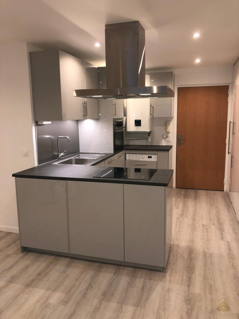 Projet de rénovation de cuisine (grise claire en U) de 13.2 m², réalisé par PRO BAT-IM, à Val-de-Marne.